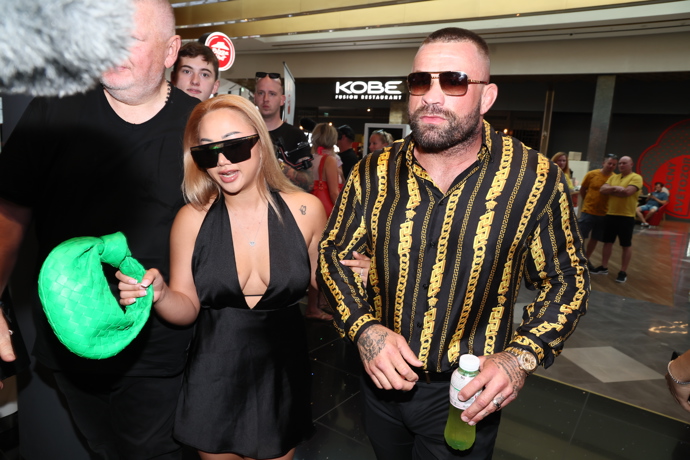 Karlos Vémola oblékl svoji oblíbenou košili značky Versace a jako doprovod tentokrát zvolil pornohvězdu Riku Fane.