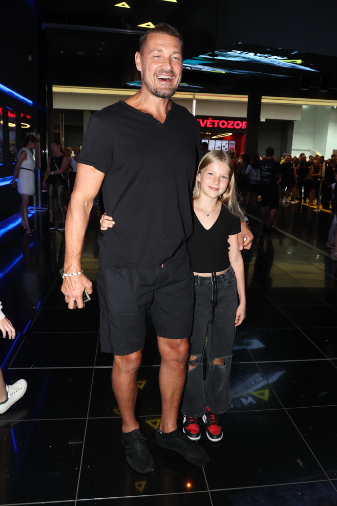 Filmový producent Petr Jákl se v kině objevil s jednou ze svých dcer. Oba přišli v černé. 