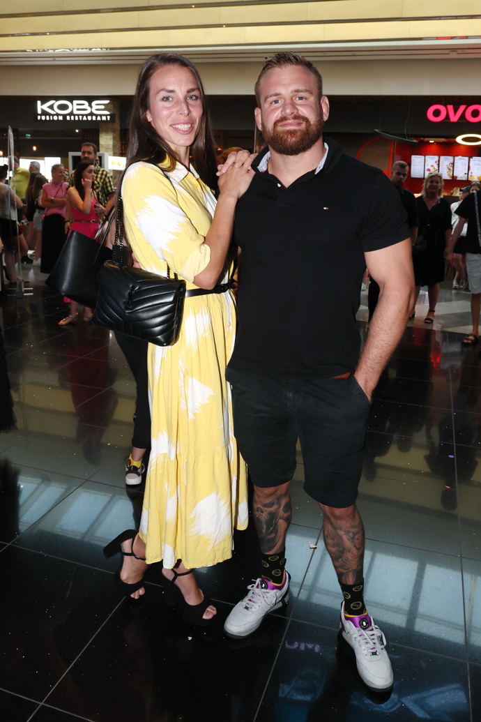 Bojovníkovi Patriku Kinclovi dělala doprovod partnerka v pastelově žlutých letních šatech. Doplnila je koženou kabelkou Yves Saint Laurent.