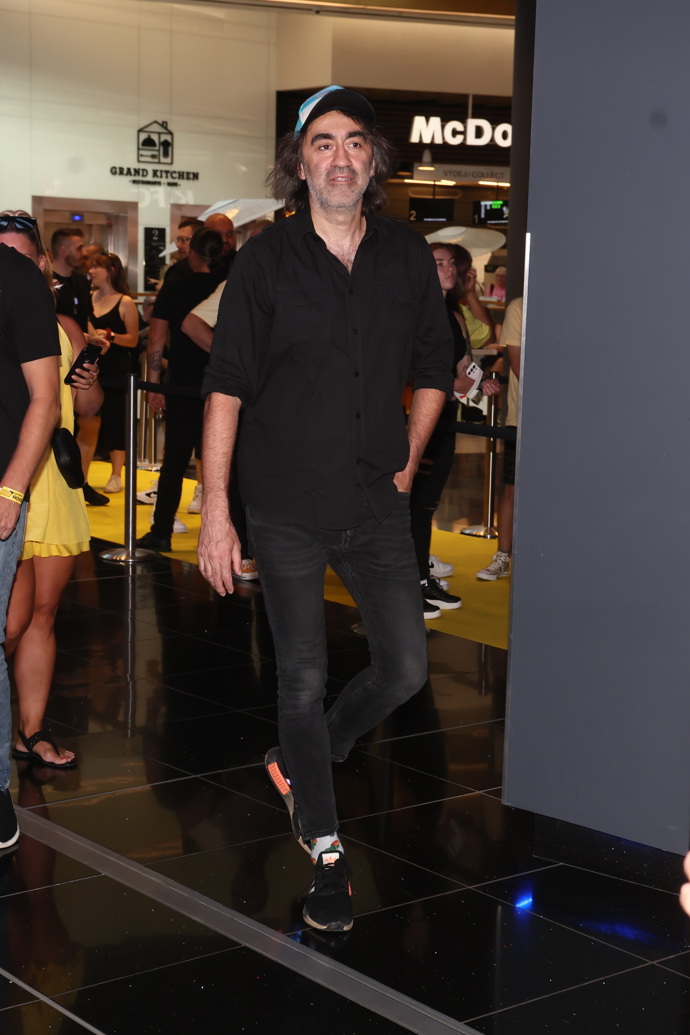 Celoživotní rebel Jakub Kohák v černém kompletu. Žlutá zřejmě nebude jeho oblíbenou barvou.