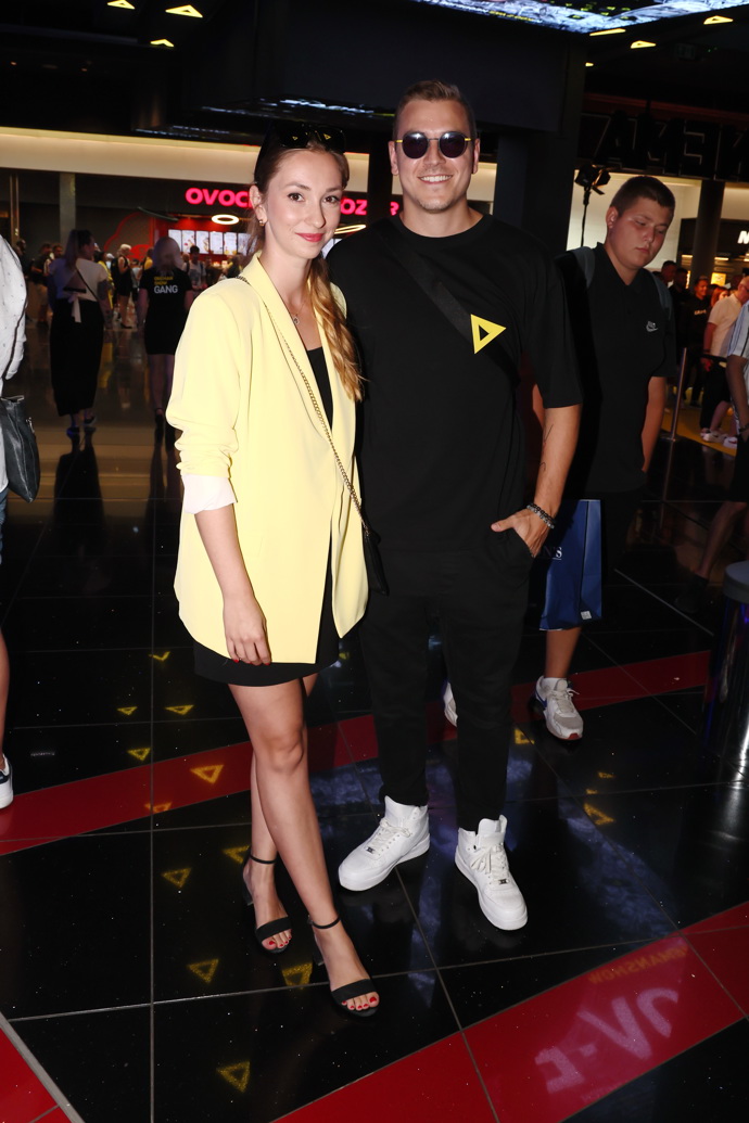 Herec David Gránský vyvedl do kina manželku Nikolu. Ta oblékla pastelově žluté sáčko.