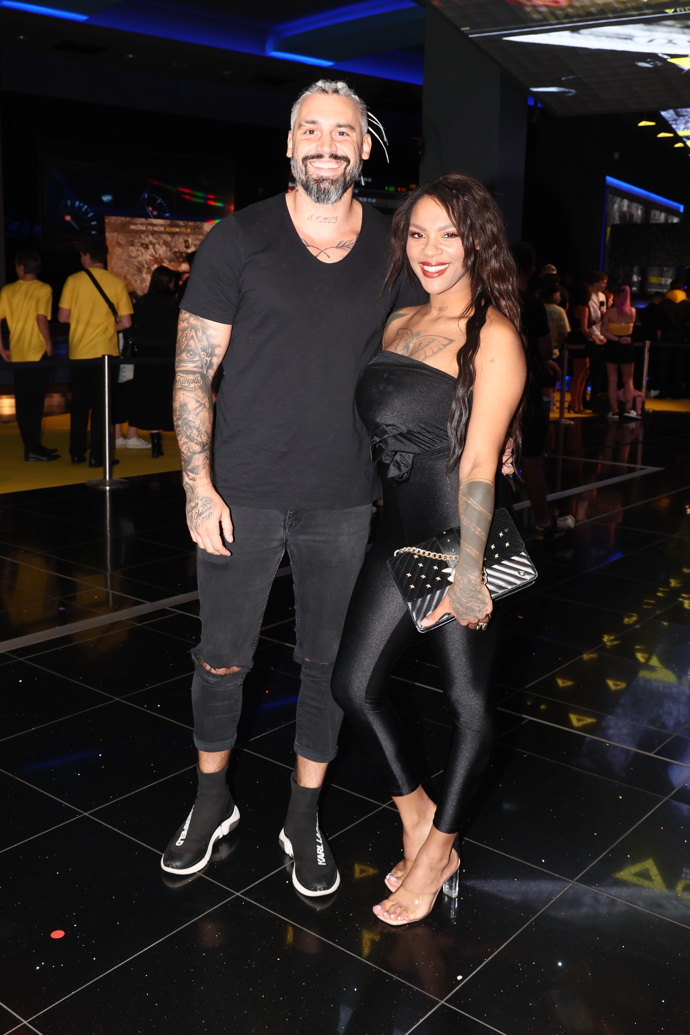 Model Josef Kůrka s přítelkyní Angie Mangombe, která pár týdnů po porodu provokuje štíhlou postavou v overalu.