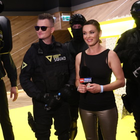 Reportérka Daniela Révai během rozhovoru s Kazmou. Oblékla metalické legíny a černé tílko.