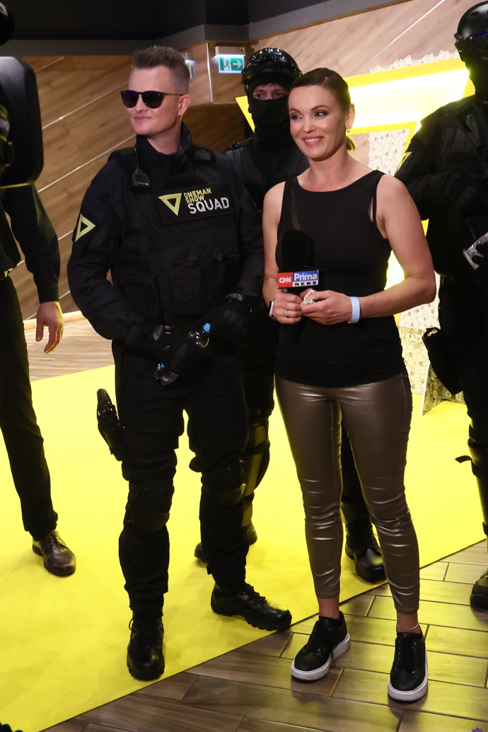 Reportérka Daniela Révai během rozhovoru s Kazmou. Oblékla metalické legíny a černé tílko.