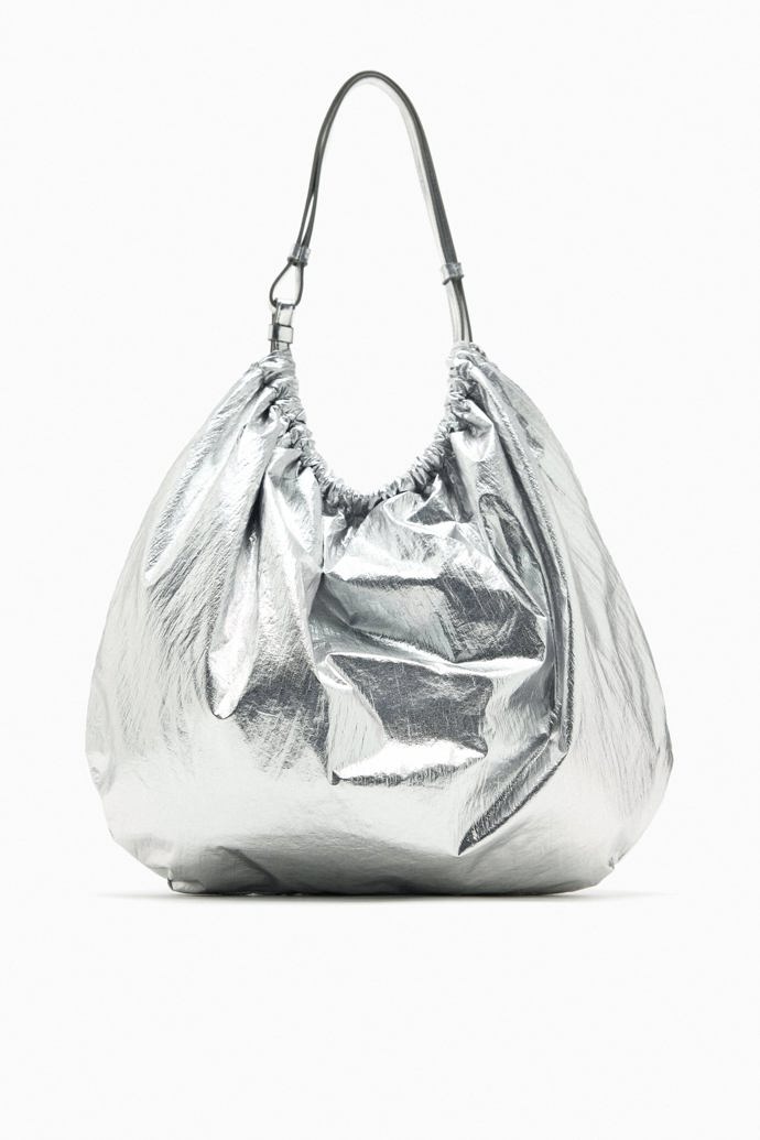 Objemná stříbřitá kabelka, zara, 699 Kč.