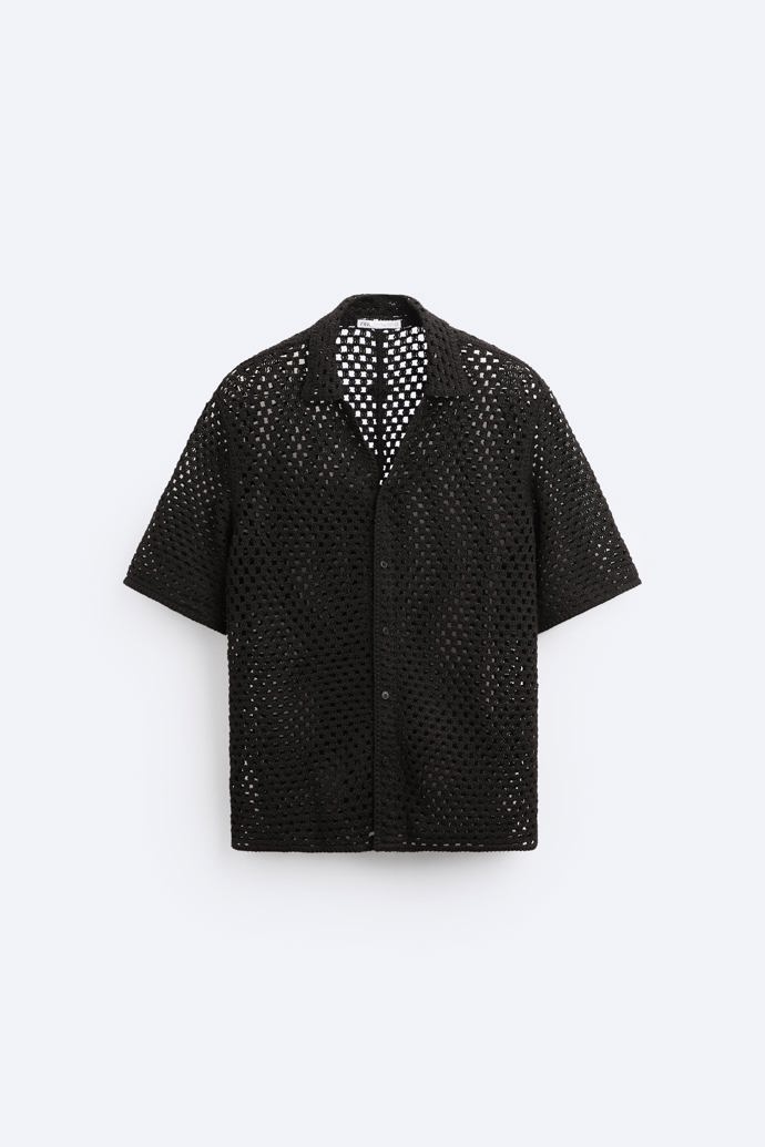 Transparentní košili můžete okoukat a inspirovat se v ní při tvorbě ležérního outfitu. (Zara, 1199 Kč)