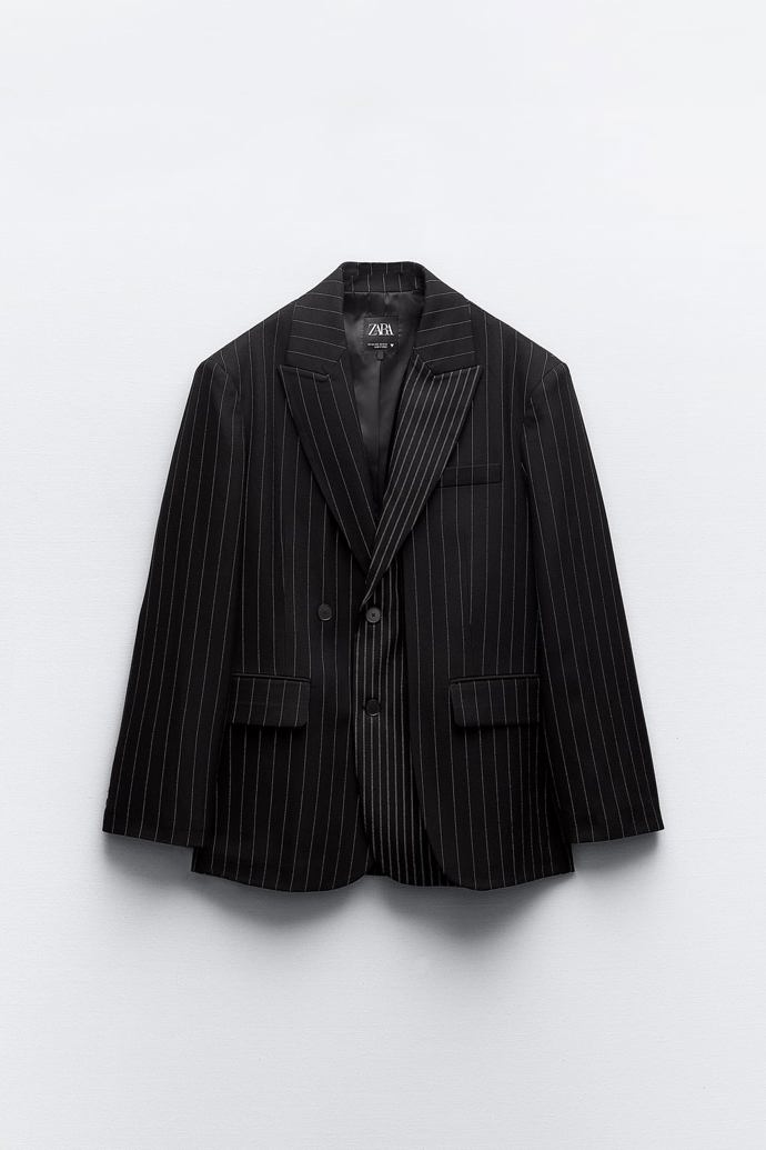 Sako klasického střihu ale využijete i ve formálních modelech. (Zara, 1 999 Kč)