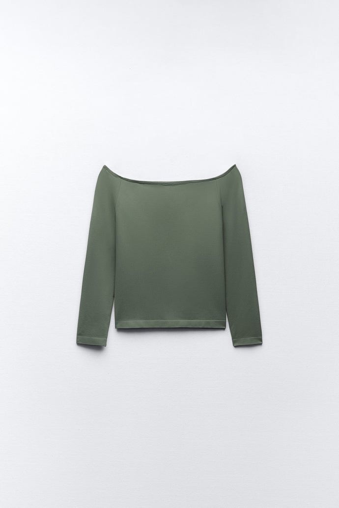 Hladký top s odhalenými rameny, Zara, 399 Kč.