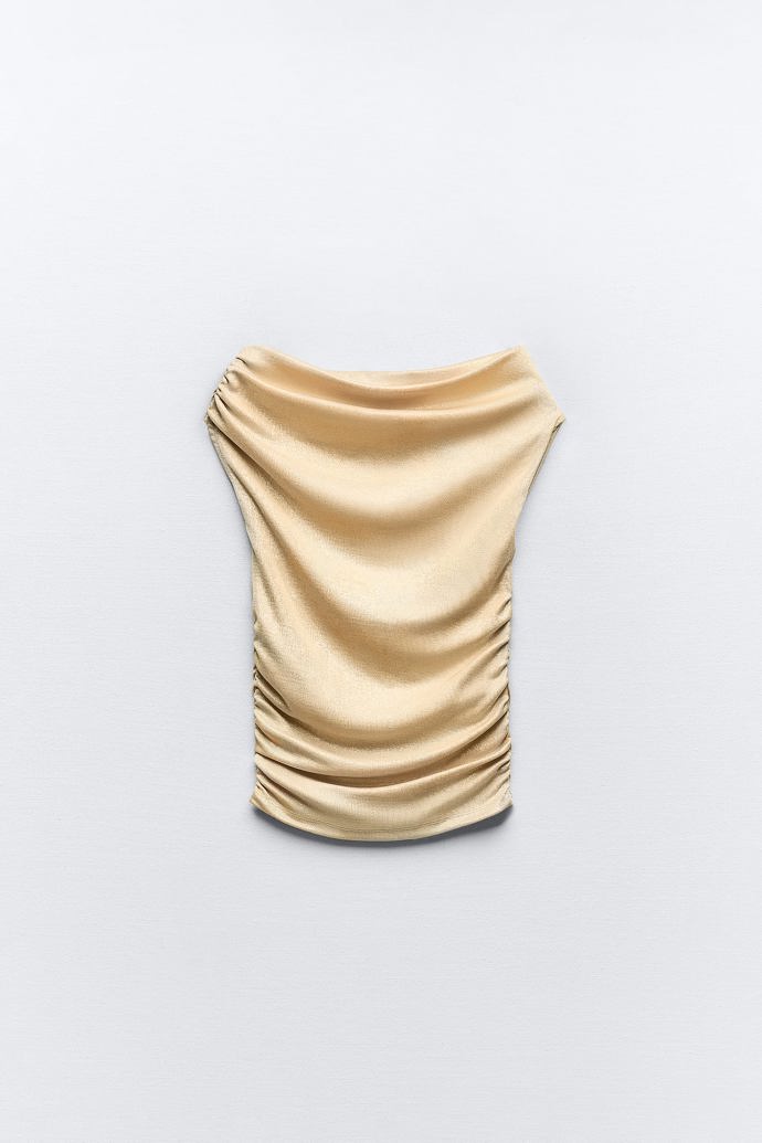 Řasený top s odhalenými rameny, Zara, 449 Kč.