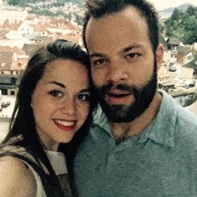 Sestra hokejisty Radko Gudase, Karolina, je nadanou zpěvačkou.