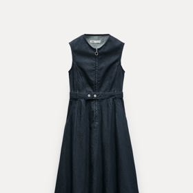 Temný odstín indigo denimu je pro černomodrý styling jako stvořený. (Šaty, Zara, 1 399 Kč)