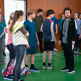 Tělocvikář Eddie ještě neví, že do jeho hodiny míří školní inspekce.