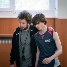 Tělocvikář Eddie ošetřuje drobný úraz, zatímco školáci zůstávají bez dozoru.