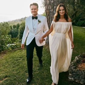 Daniela oblékla svatební šaty v barvě champagne, které vytvořila její dá se říct dvorní návrhářka Lenka Mulabegovič.