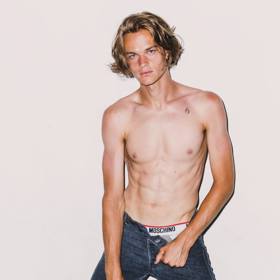 Oliver ve vile pořádně zamíchá kartami. 