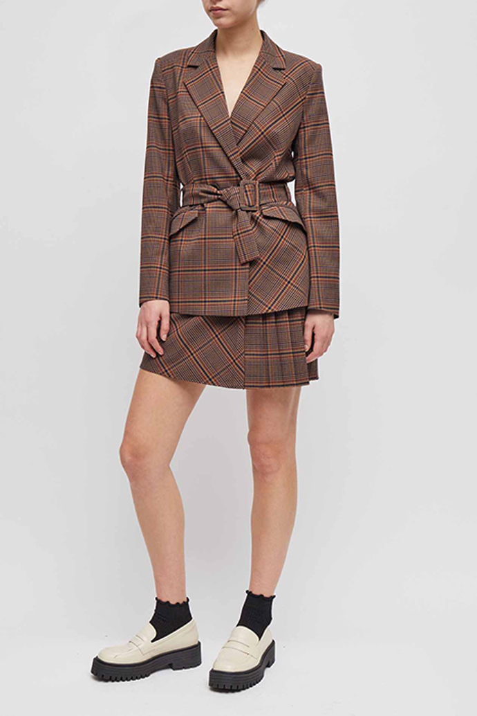 Sukně v kompletní sestavě s totožným svrchním dílem, sakem s vázačkou. (French Connection, 3 499 Kč)