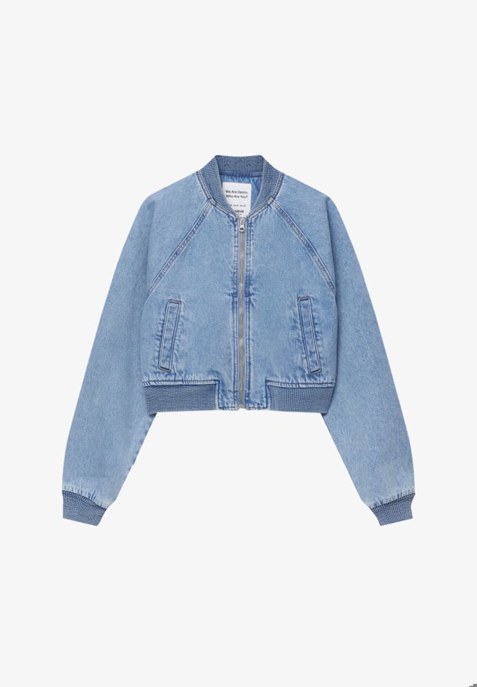 Zkrácený džínový bomber, Pull & Bear, 999 Kč.