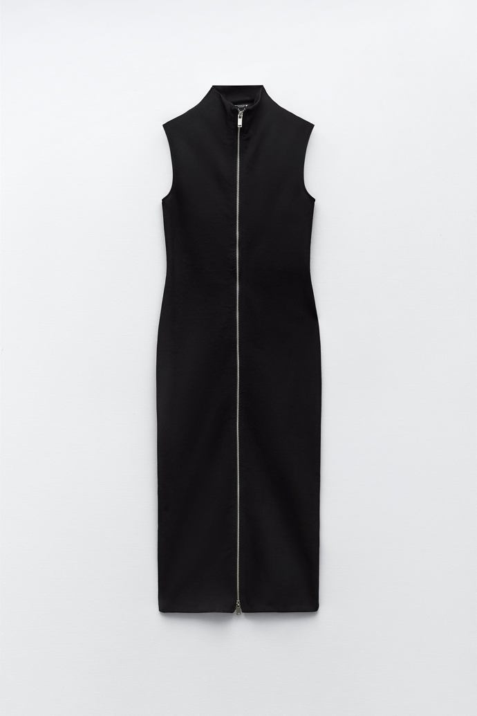 Úpletové šaty se zipem jsou ideální pro složitější vrstvené modely. (Zara, 999 Kč)
