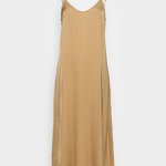 V současnosti patří tento typ šatů opět k velkým hitům a nosí se v mnoha barvách. (Aerie, 1 790 Kč)