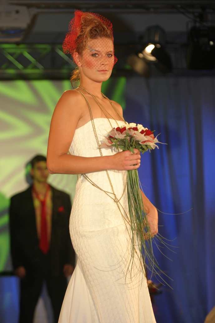 Kateřina Stočesová vyniká kudrnatými blond vlasy.