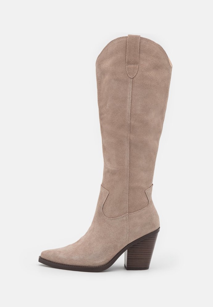 Semišové vysoké koně, Aldo, 4 590 Kč.