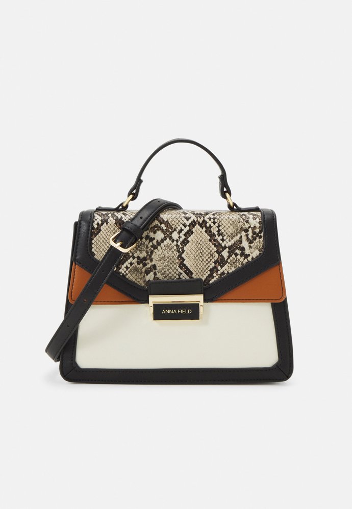 Anna Field, 780 Kč.