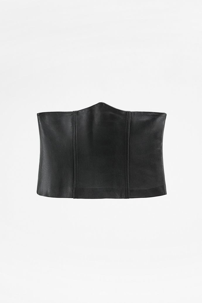 Široký pásek z kůže oživí a vytvaruje moho vašich podzimních outfitů. (Zara, 1 299 Kč)