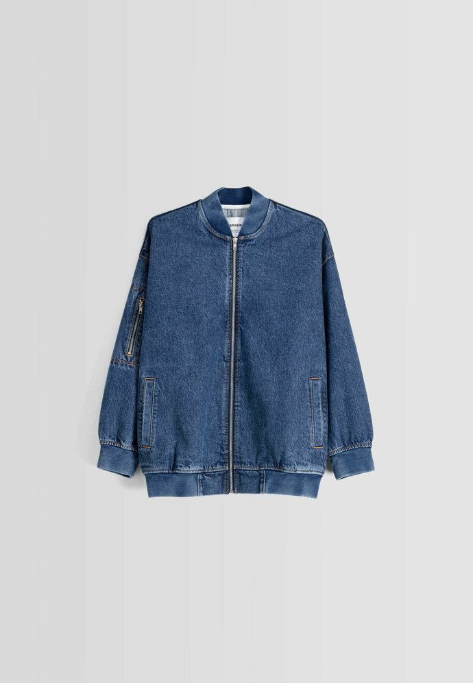 Bomber z denimu také patří k oblíbeným. (Bershka, 999 Kč)