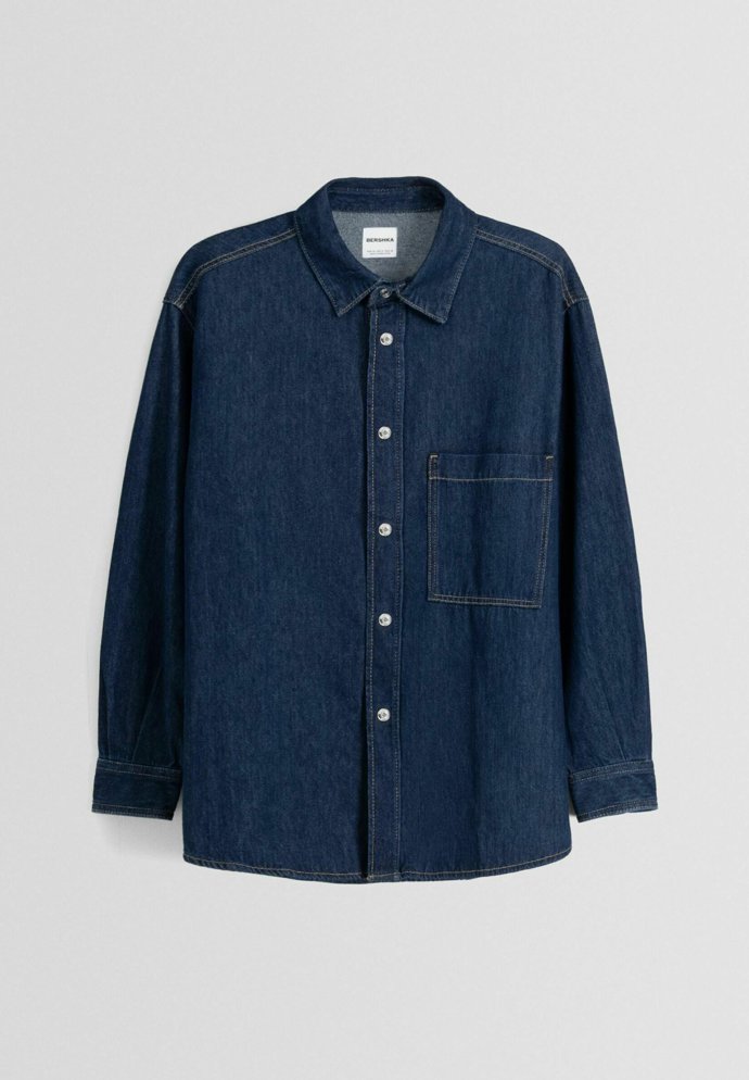 Stejně jednoduše můžete kouzliti s košilí z denimu. (Bershka, 699 Kč)