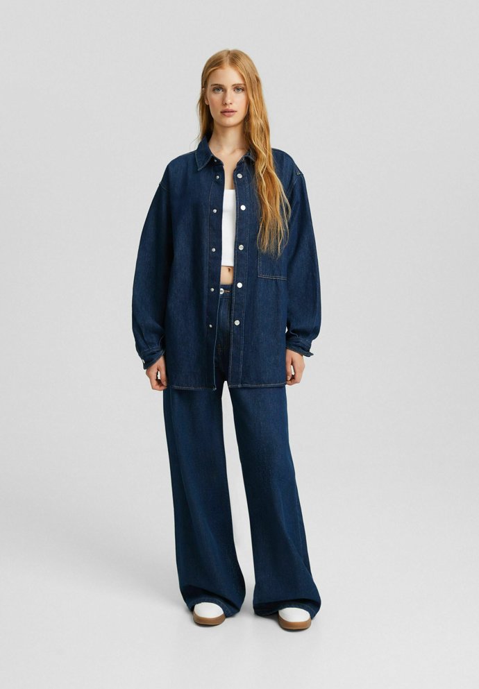 Kombinujte ji s kalhotami ve stejném odstínu se sníženým pasem. (Bershka)