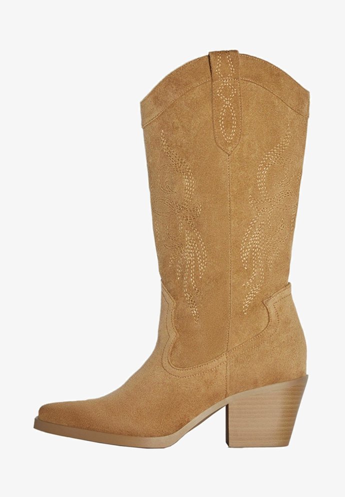 Světlé semišové koně, Bershka, 1 399 Kč.