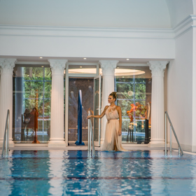 Andrea Verešová si místo plavek vzala šaty. 