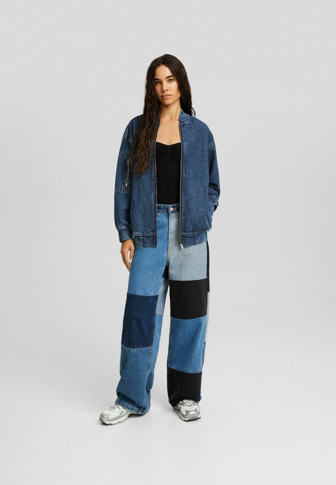 Do tandemu jej můžete postavit třeba s širokými džínami z kombinované džínoviny. (Bershka, 999 Kč)