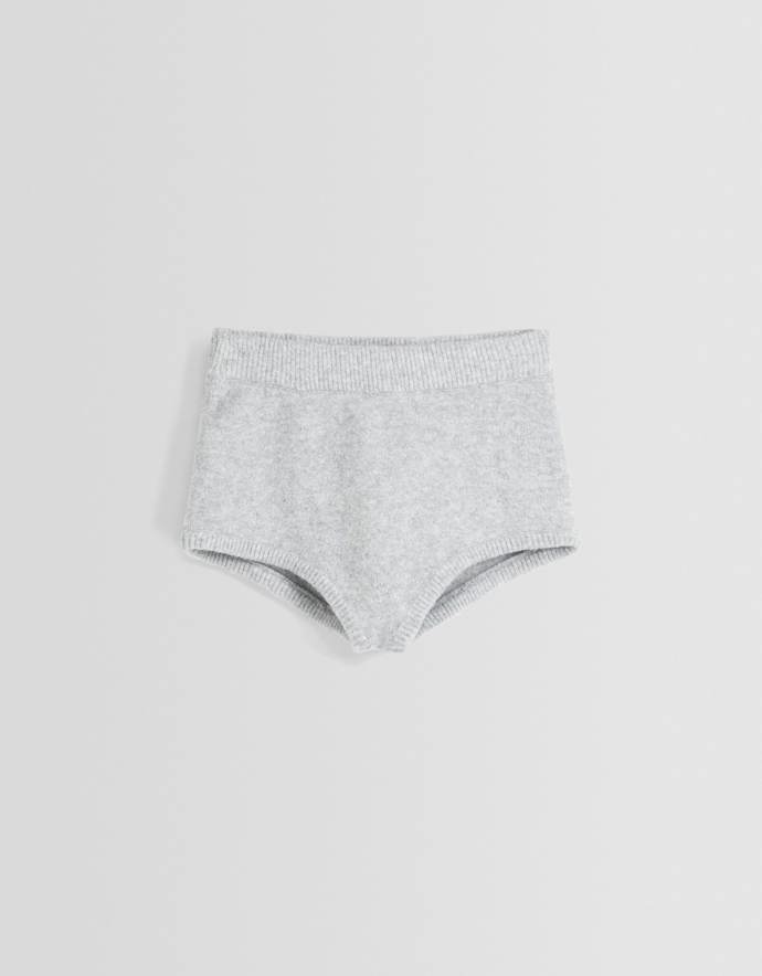 Kalhotky s vysokým pasem, Bershka, 599 Kč.