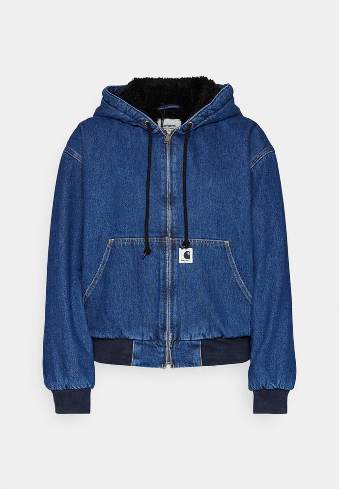 Džínový bomber s kapucí, Carhartt, 5 490 Kč.