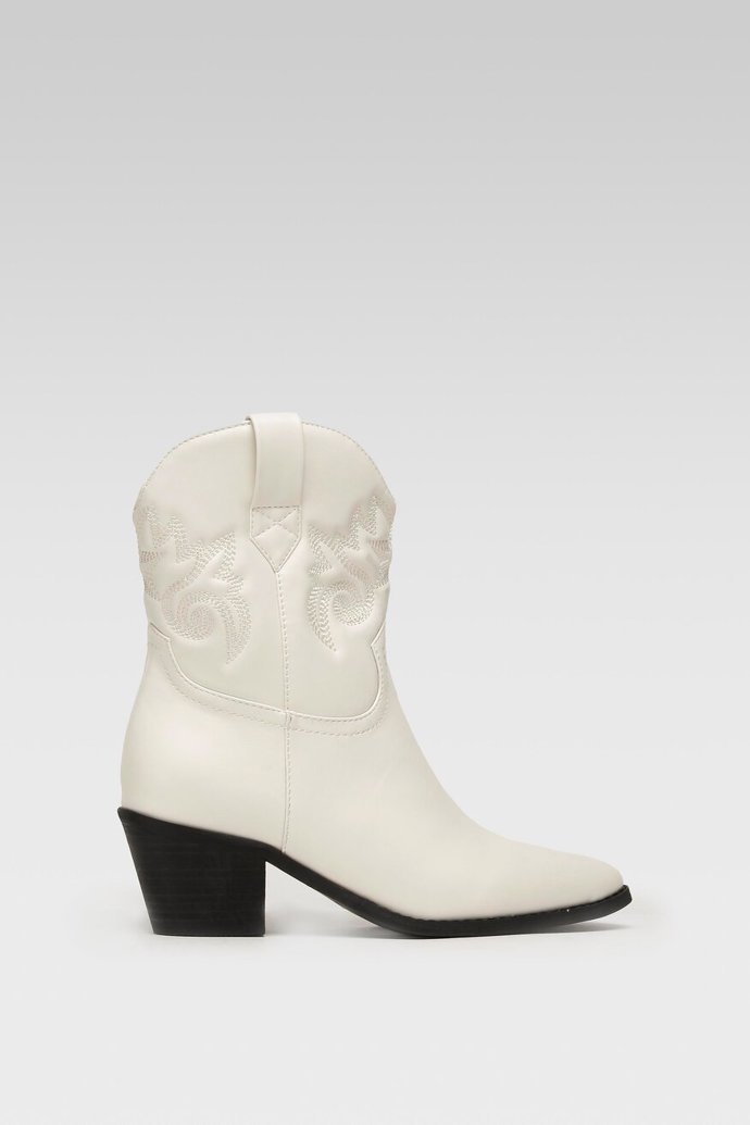 Bílé koně z umělé kůže, Jenny Fairy, CCC, 1 299 Kč.