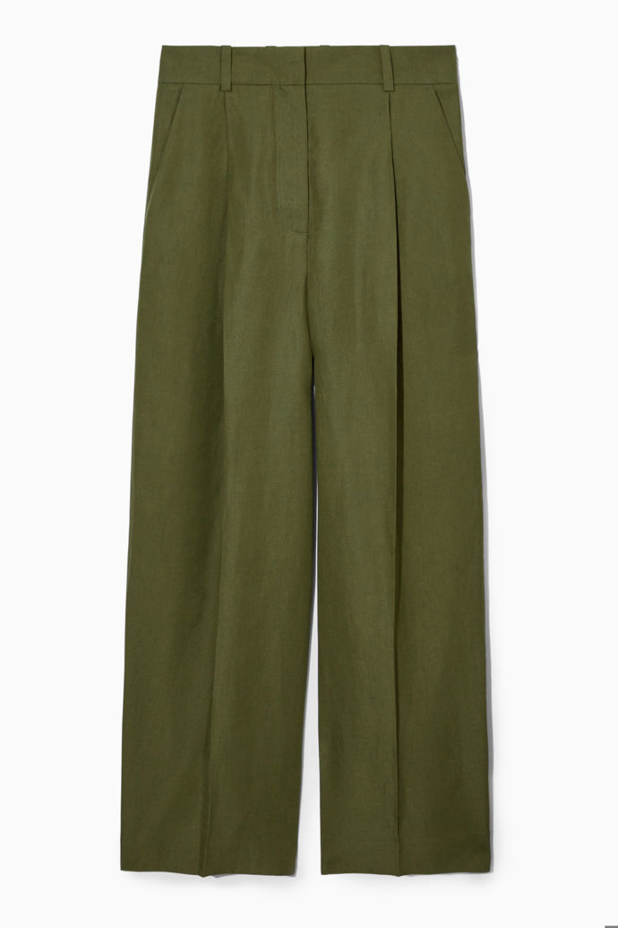 Stejně slušivě umí Katie Holmes vynést módní široké kalhoty. Napodobit ji můžete v modelu COS za 2 199 Kč.