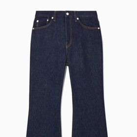 Džíny střihu flare, COS, 2 199 Kč.