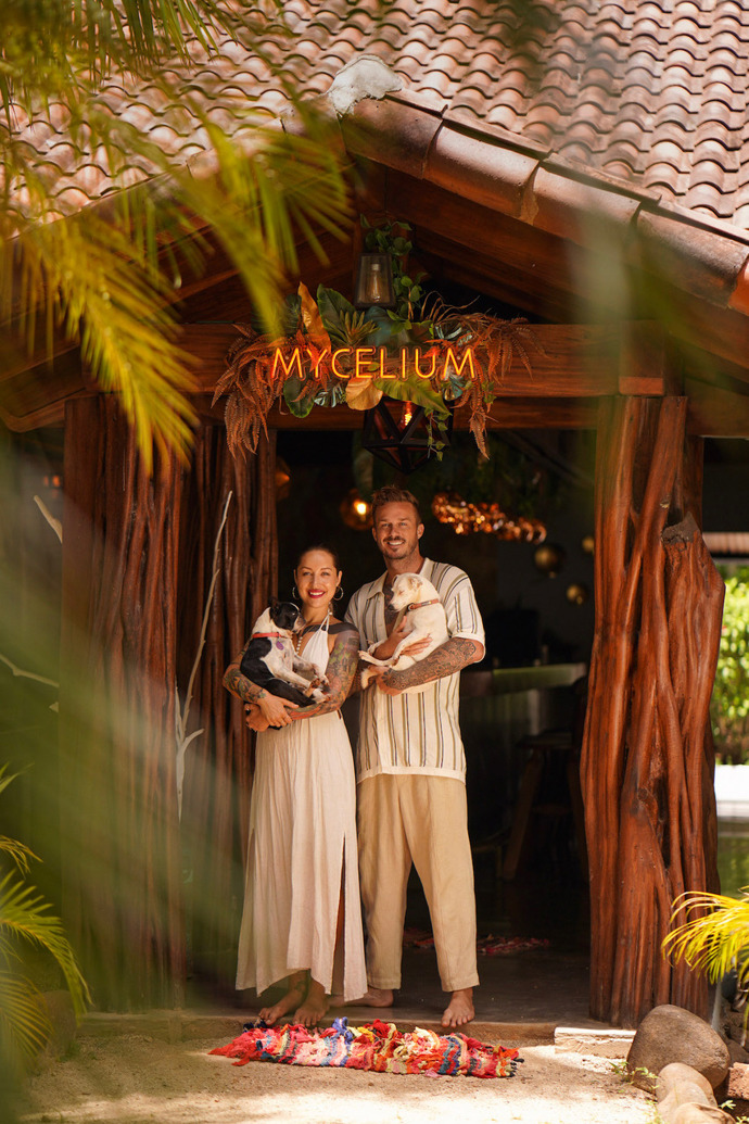 Aktuálně žije Kamu se svým manželem na Kostarice.