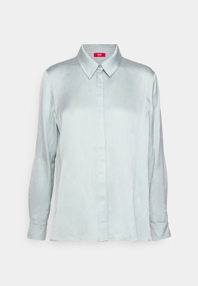 Stylová varianta blůzy v saténovém zpracování. (Esprit, 1 200 Kč)