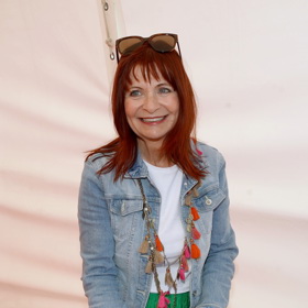 Ljuba Krbová se na jaře zahřívá džínovou bundou. 