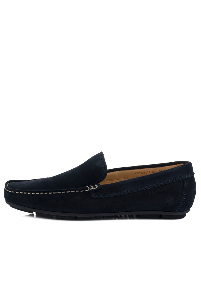 Doplňky umí stylově rozšířit tonalitu outfitu. (Gant, 2 379 Kč)