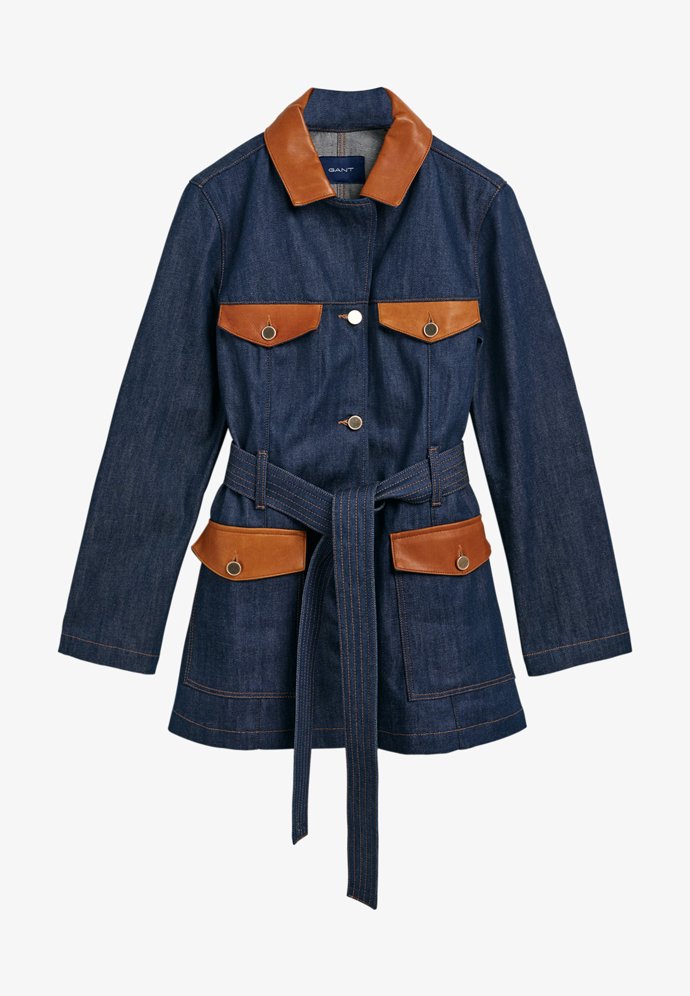 Denimový kabátek ale může zdobit i další trendy materiál – kůže. (Gant, 9 990 Kč)