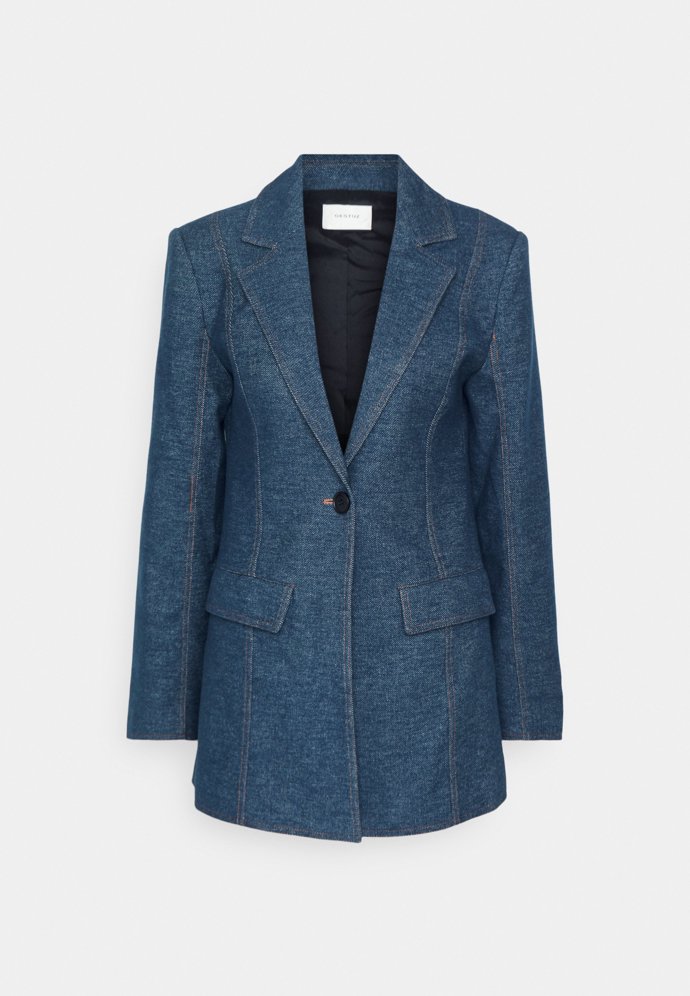 Sadu klasických kousků  doplňte jednoduše střiženým sakem. (Gestuz, 6 890 Kč)