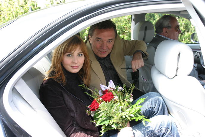 Takhle fotografové zastihli Ivanu s Karlem, když odjížděli z porodnice.