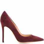 Na nohou měla princezna lodičky Gianvito Rossi, model Gianvito 105, v královské vínové barvě. Stojí přibližně 650 liber (cca 18 500 Kč).