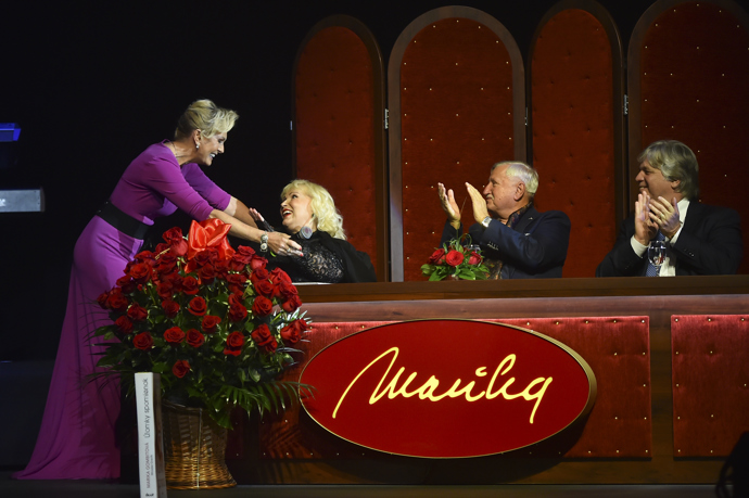 Helena Vondráčková gratuluje Marice Gombitové k jejím 60. narozeninám.