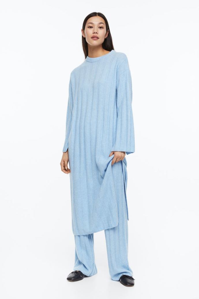 Midi šaty můžete vrstvit podle nejnovějších trendů s kalhotami z totožného materiálu. (H&M, 1 329 Kč)