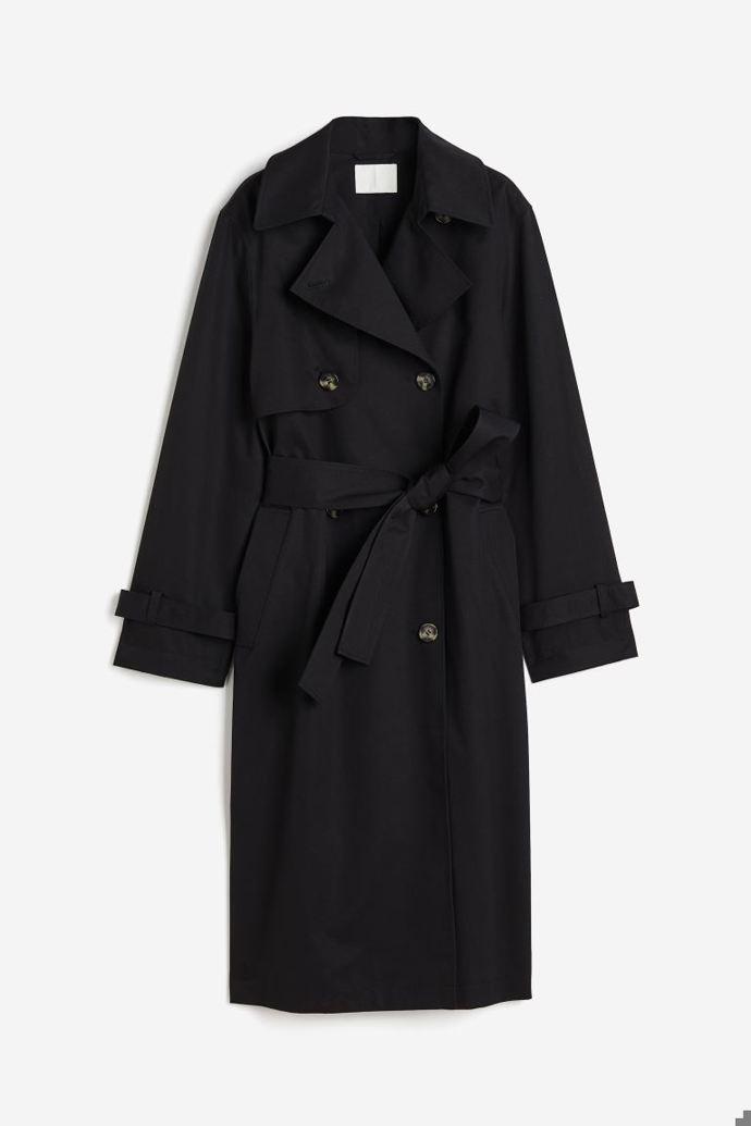 Černý trenčkot. Skvělý základ pro temně podmanivý šatník. (H&M, 1 799 Kč)