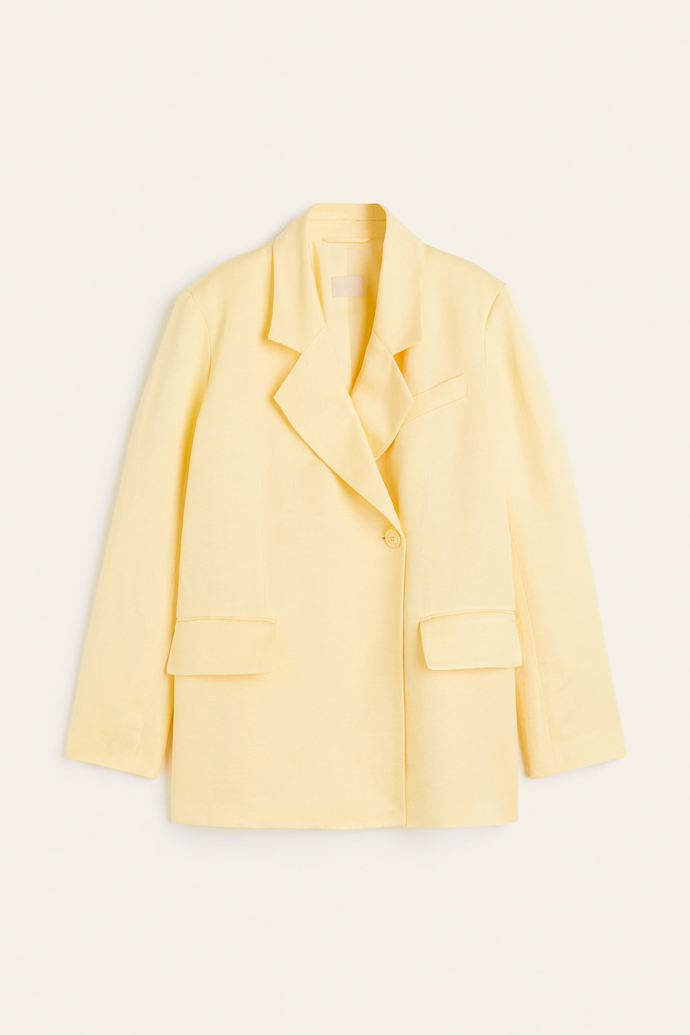 Další z modelů Katie Holmes, který můžete snadno následovat. Třeva ve vanilkově žlutém saku H&M za 2 499 Kč.